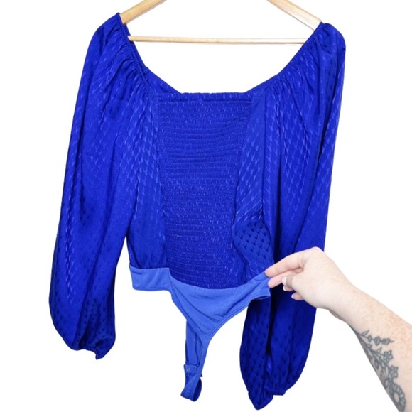 New with Tag Express Women's Royal Blue Satin Houndstooth Wide Sleeve Bodysuit - Picture 11 of 16